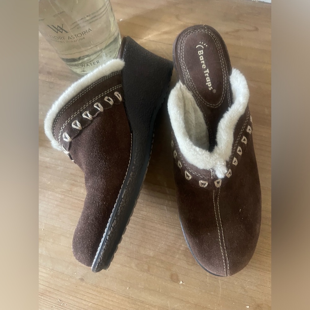 Bear Traps Suede Clogs / Sz 10